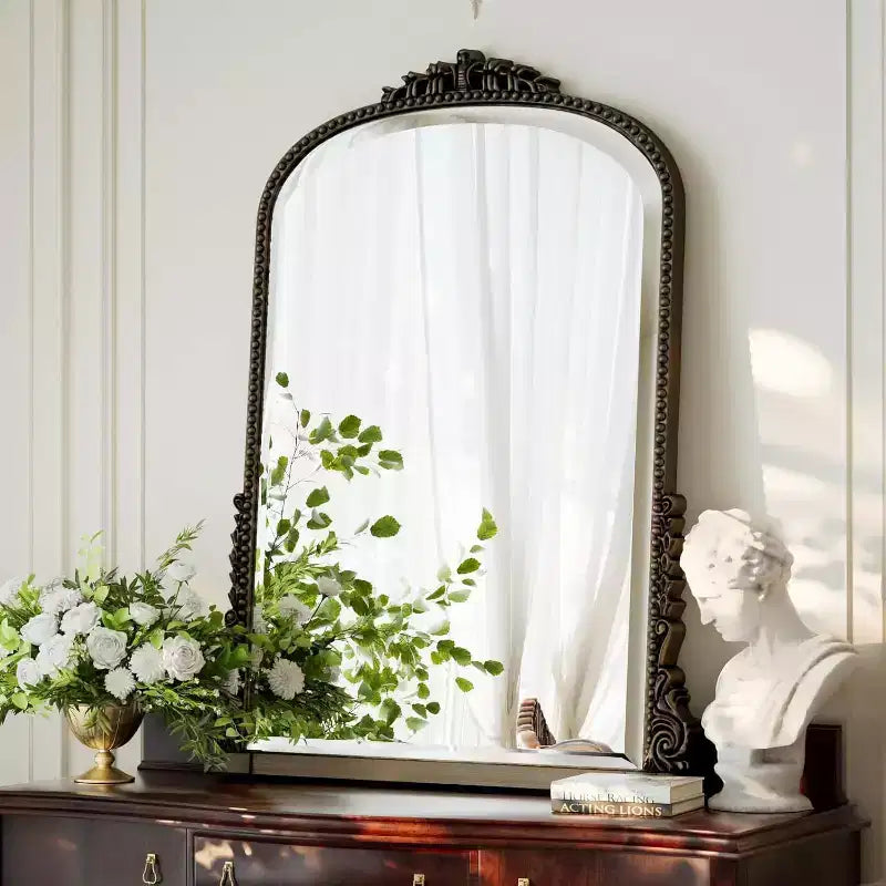 Specchio da parete 40x28, Specchio ad arco con perline e cornice in metallo, Specchio decorativo da bagno per ingresso, camera da letto o soggiorno