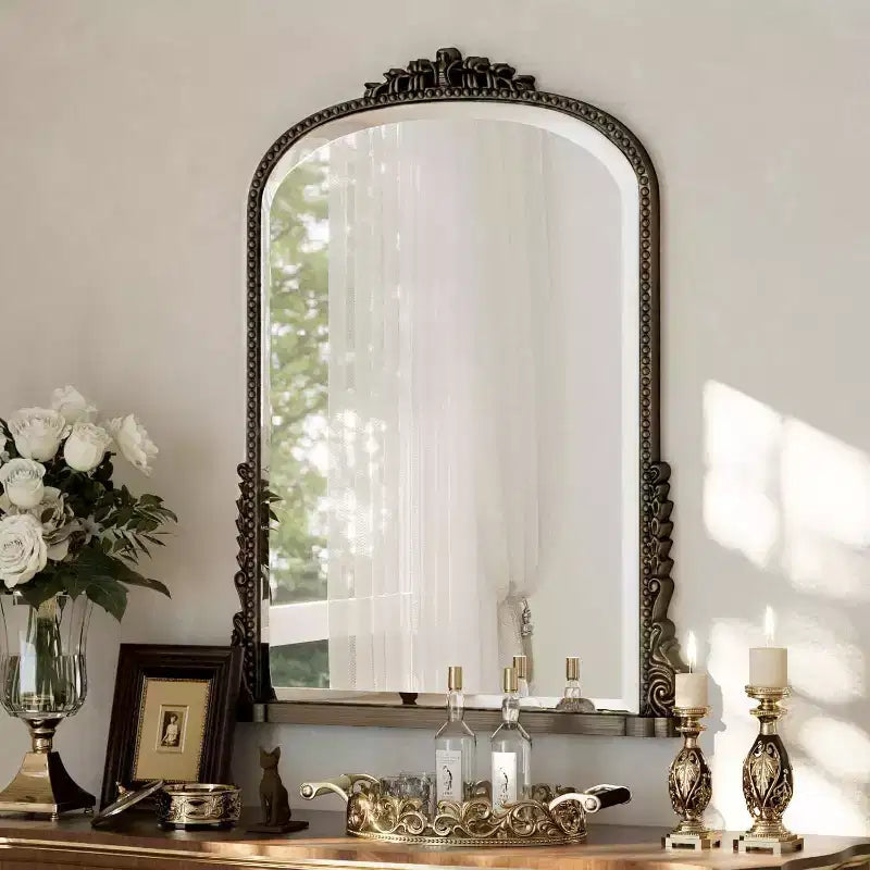 Specchio da parete 40x28, Specchio ad arco con perline e cornice in metallo, Specchio decorativo da bagno per ingresso, camera da letto o soggiorno