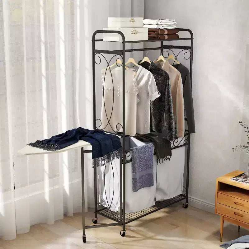 Scaffale portaoggetti multifunzione con aste appendiabiti e ripiani, cesto in metallo con ruote, adatto per bagni, lavanderie e camere da letto.