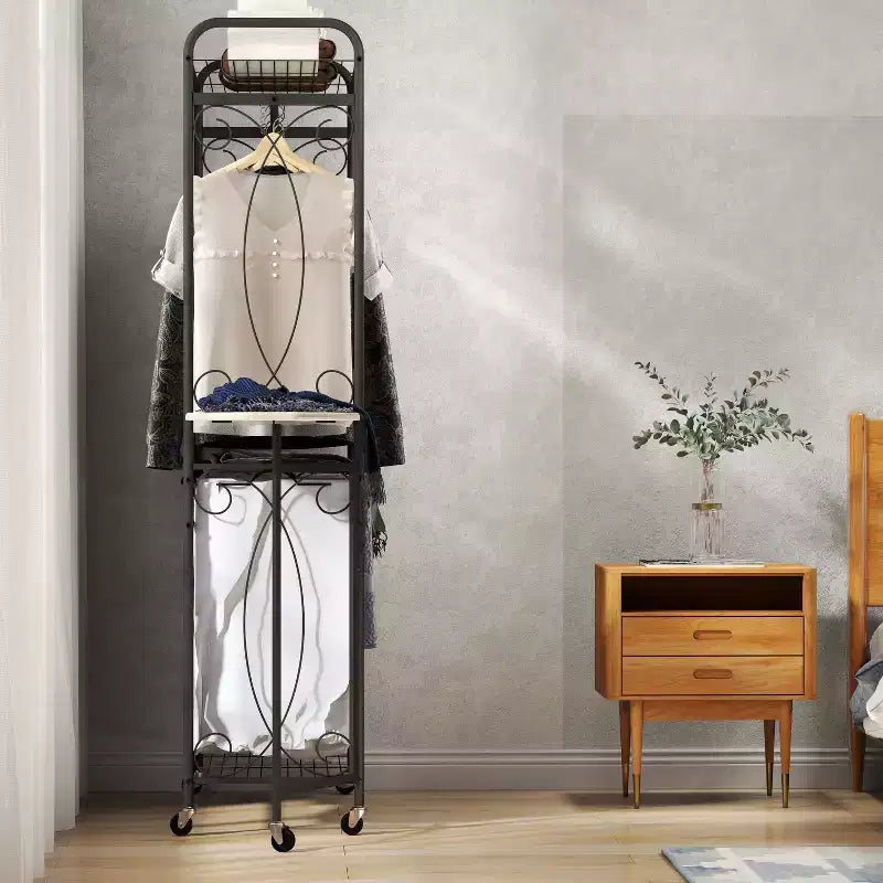 Scaffale portaoggetti multifunzione con aste appendiabiti e ripiani, cesto in metallo con ruote, adatto per bagni, lavanderie e camere da letto.