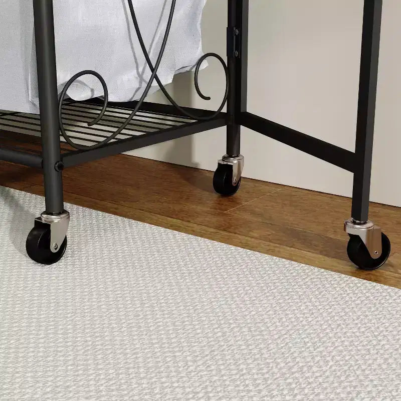 Scaffale portaoggetti multifunzione con aste appendiabiti e ripiani, cesto in metallo con ruote, adatto per bagni, lavanderie e camere da letto.