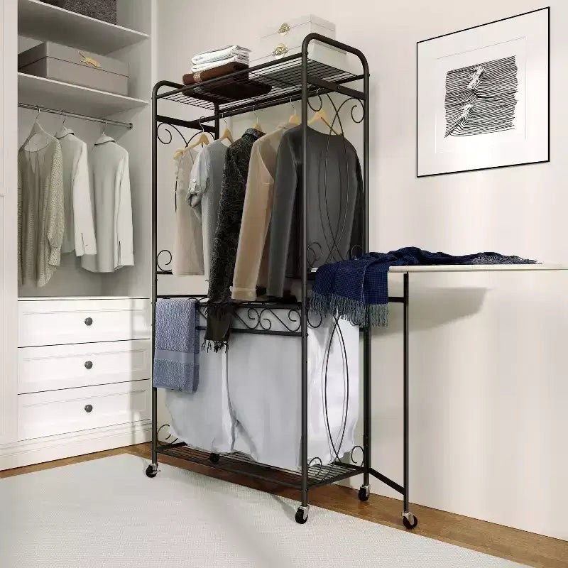 Scaffale portaoggetti multifunzione con aste appendiabiti e ripiani, cesto in metallo con ruote, adatto per bagni, lavanderie e camere da letto.