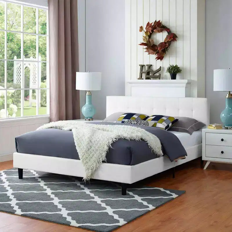 Letto Matrimoniale Piccolo Bianco: Rivestimento in Tessuto di Poliestere Imbottito, Gambe in Legno Massello, Supporto a Doghe, Nessuna Molla Richiesta